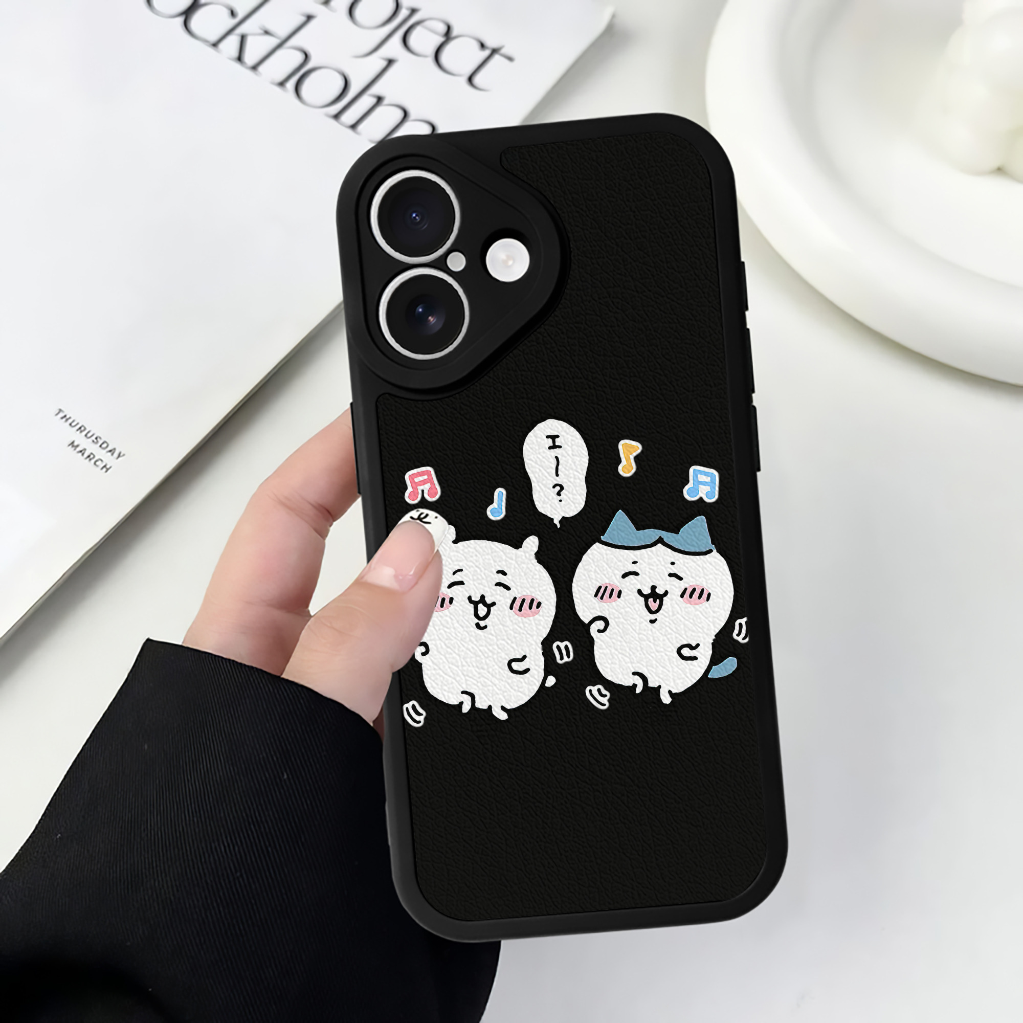 （画像用） ちいかわ ハチワレ Chii-kawa hachiware 【iPhone 16シリーズ対応】シリコンスマホケース（レザー調） 材質：シリコン